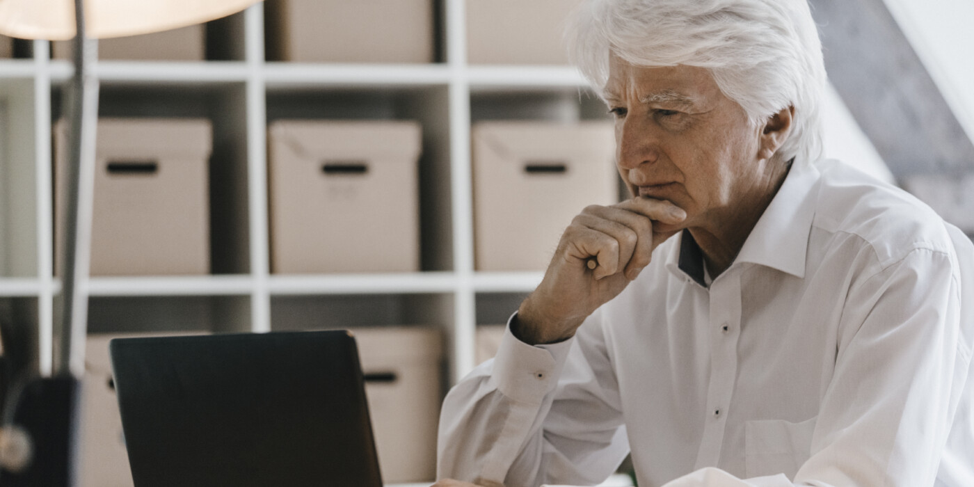 Un senior devant son écran d'ordinateur