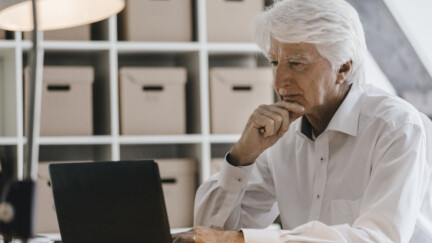 Un senior devant son écran d'ordinateur