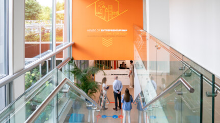 Présente à chaque étape du cycle de vie entrepreneurial, la House of Entrepreneurship a naturellement fait de la transmission l’une de ses missions prioritaires (crédit : Emmanuel Claude/Focalize). le hall de la House of Entrepreneurship