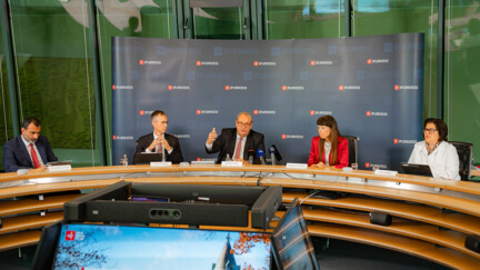 De gauche à droite : Camille FOHL, Président du Conseil d'administration -
Nima AHMADZADEH, Vice-Président du Conseil d'administration -
Benoît ELVIGNER, Directeur général et Président du Comité de Direction (à partir du 1er octobre) -
Françoise THOMA, Directeur général et Président du Comité de Direction (jusqu'au 30 septembre) -
Doris ENGEL, Directeur général adjoint Benoît Elvinger prend la direction de la Banque et Caisse d’Épargne de l’État (Spuerkeess) avec l’ambition d’accélérer sa transformation