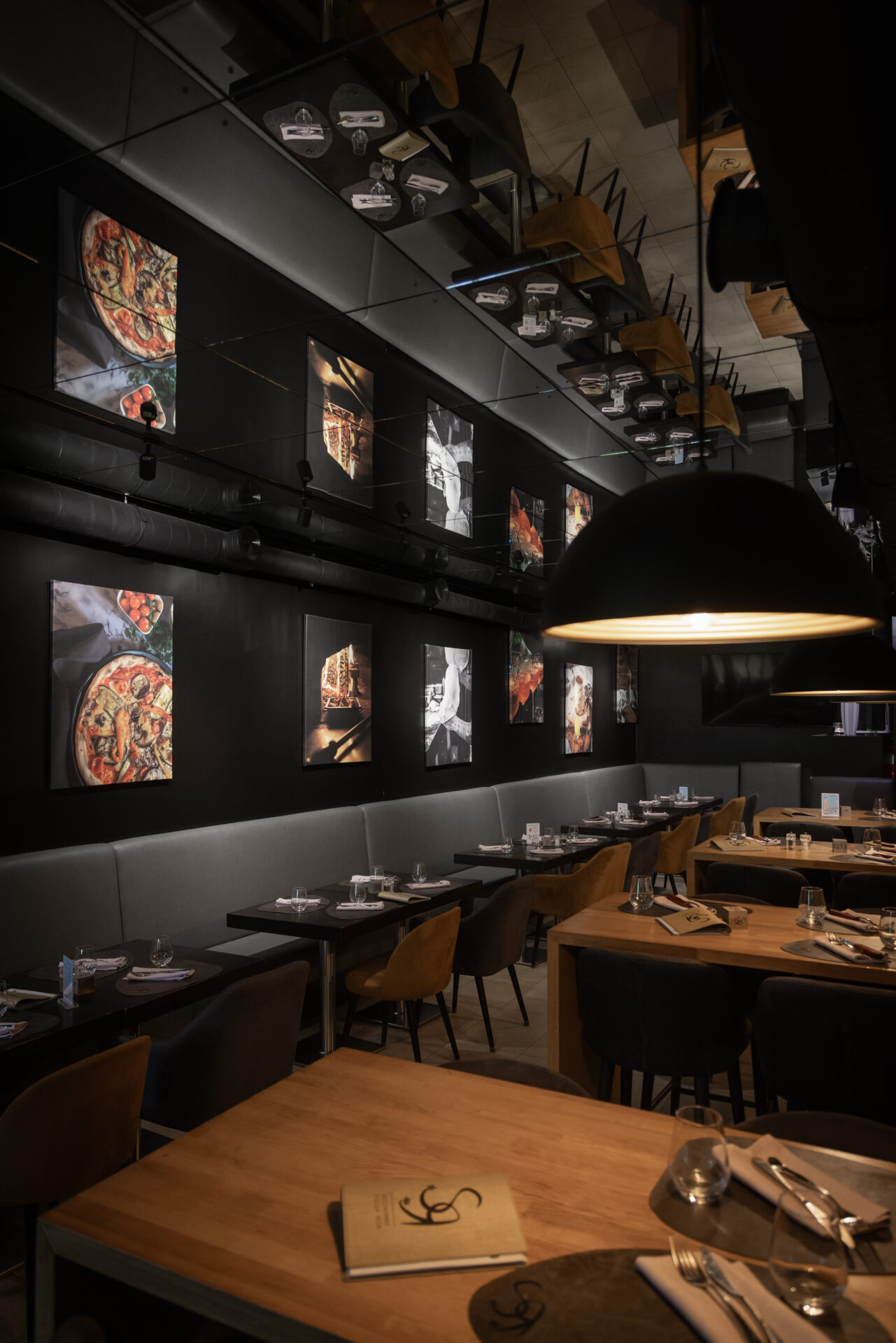La décoration, soignée, évolue au gré des inspirations du restaurateur (crédit : Laurent Antonelli / Agence Blitz).