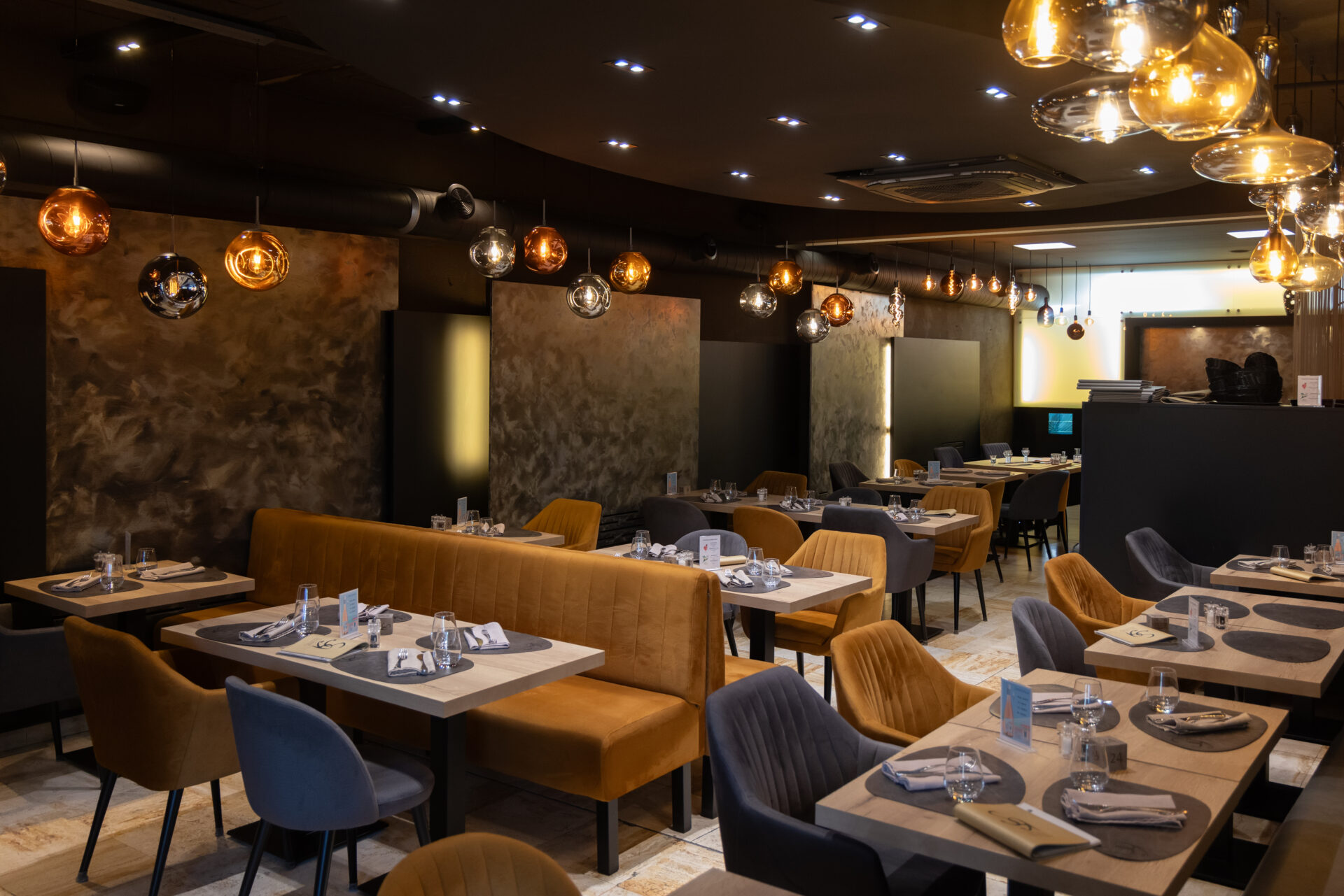 La décoration, soignée, évolue au gré des inspirations du restaurateur (crédit : Laurent Antonelli / Agence Blitz).