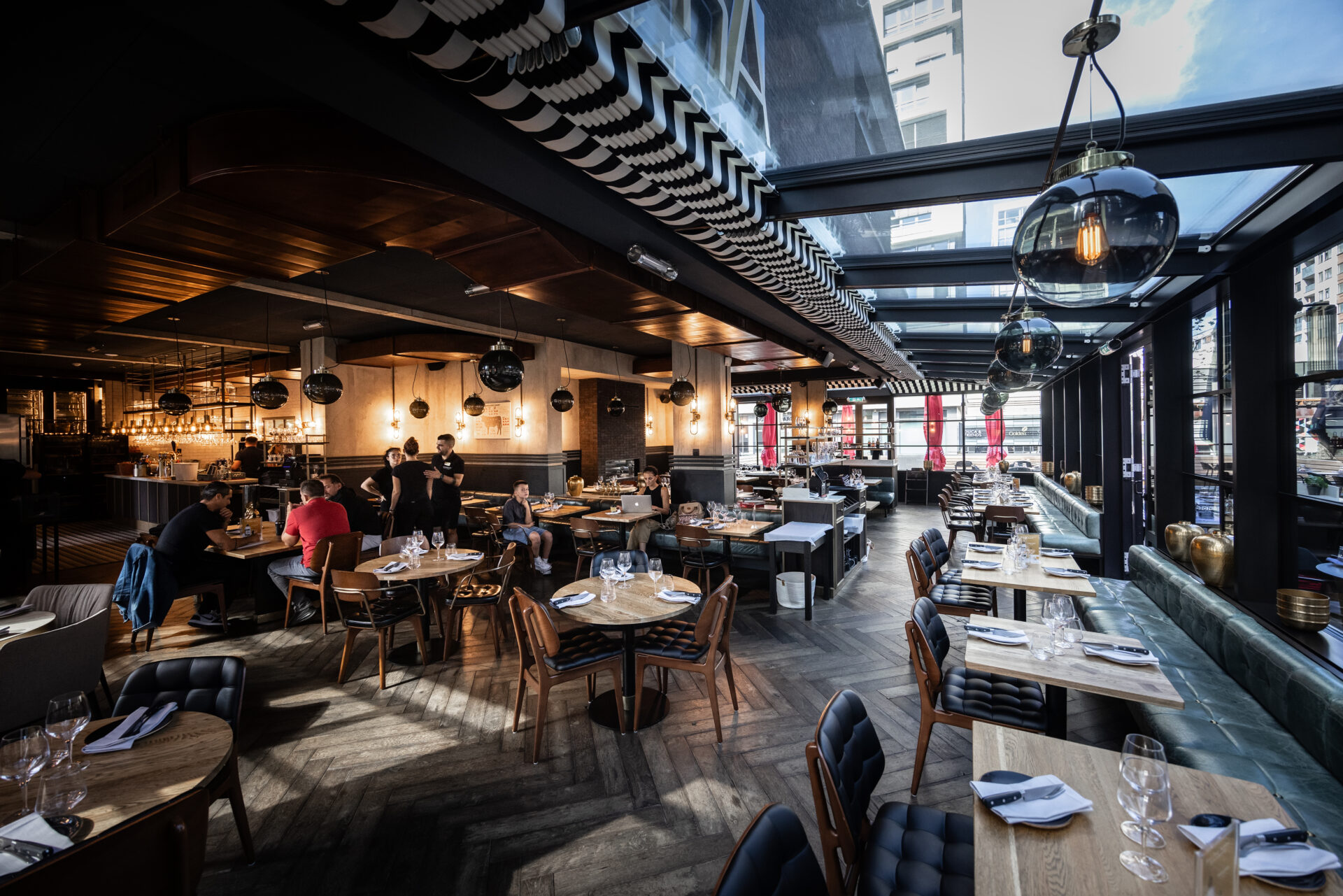 Le restaurant s'intègre harmonieusement à son environnement industriel, au pied des hauts fourneaux (crédit : Laurent Antonelli / Agence Blitz).