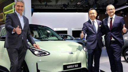 De gauche à droite : Amaury de Bourmont, CEO de Car Avenue Group, Aiden He, CEO de Geely Europe, et Thierry Lonziano, COO de
Car Avenue Group, sur le stand Geely du Mondial de l'Auto de Paris 2026. 3 hommes devant une voiture