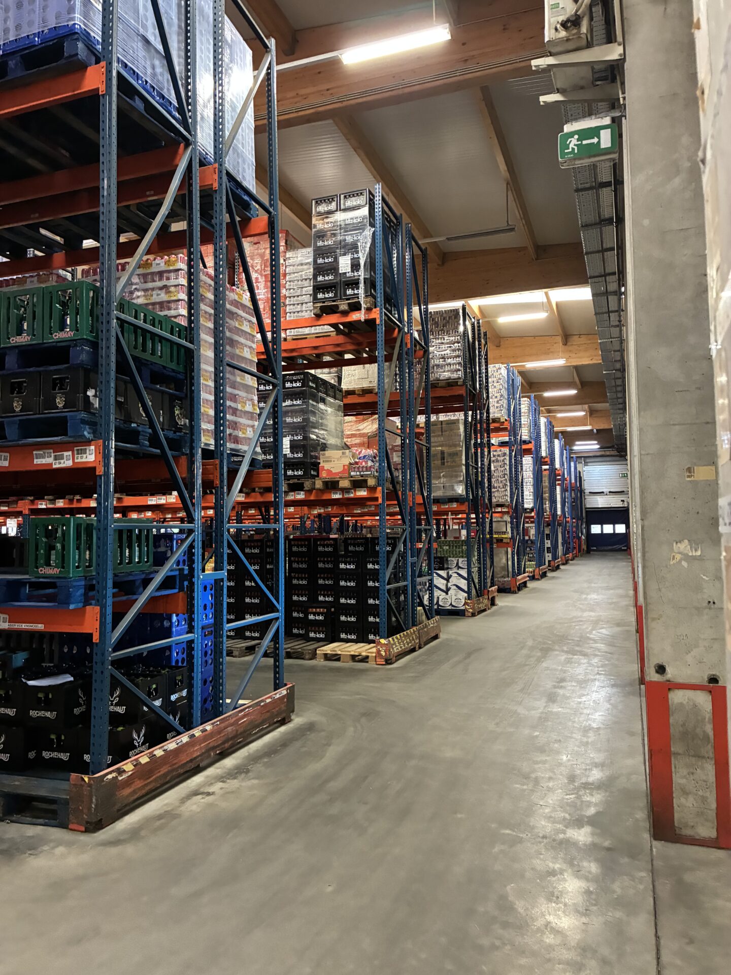 Un dépôt de quelque 15.000 m2 est relié à un système de vente en ligne (crédit: C.B.)