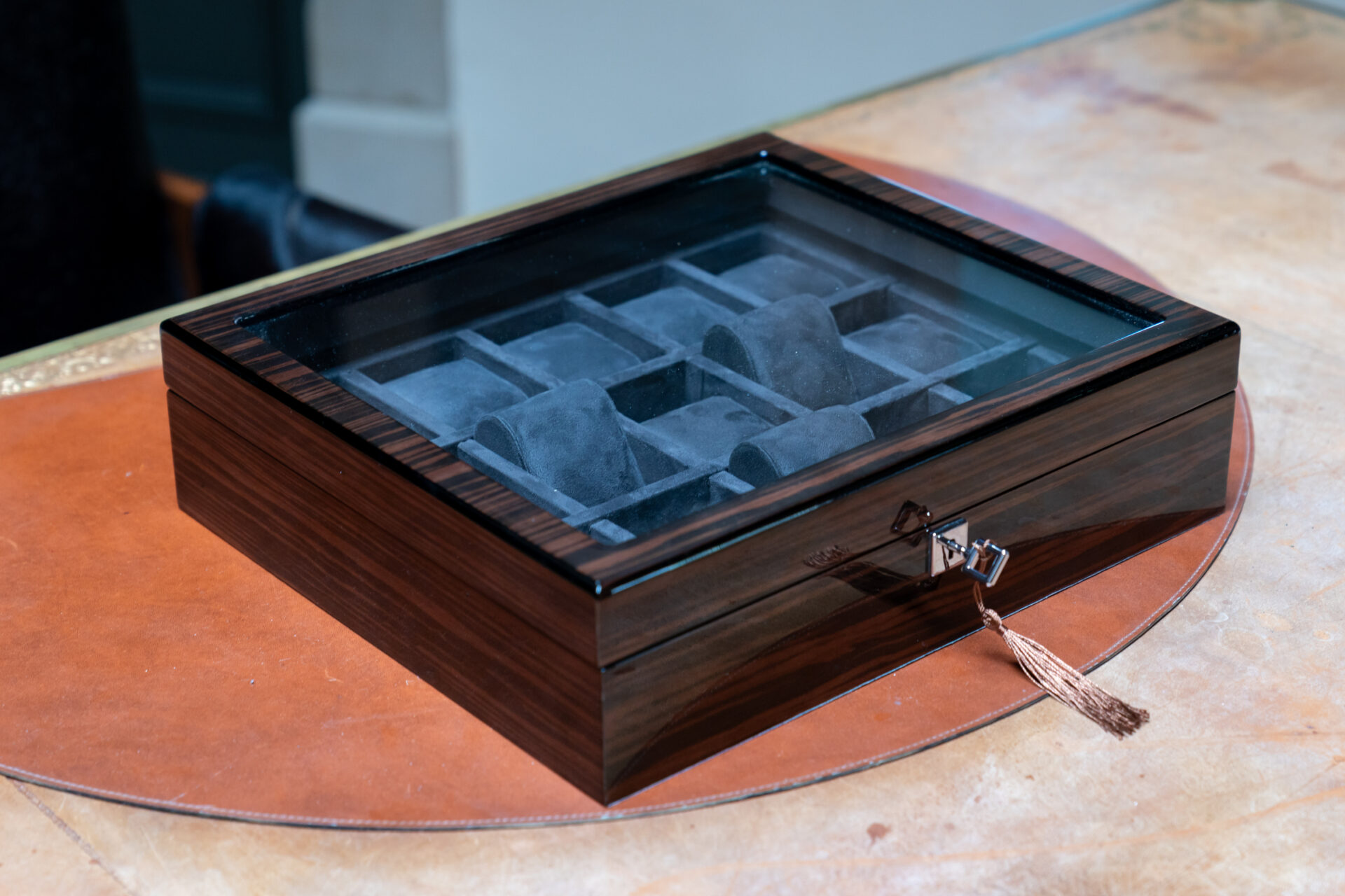 Packaging Lux travaille exclusivement sur mesure, à la demande de ses clients et peut proposer des emballages en papier, carton, bois, matières plastiques ou métal. (crédit : Emmanuel Claude / Focalize)