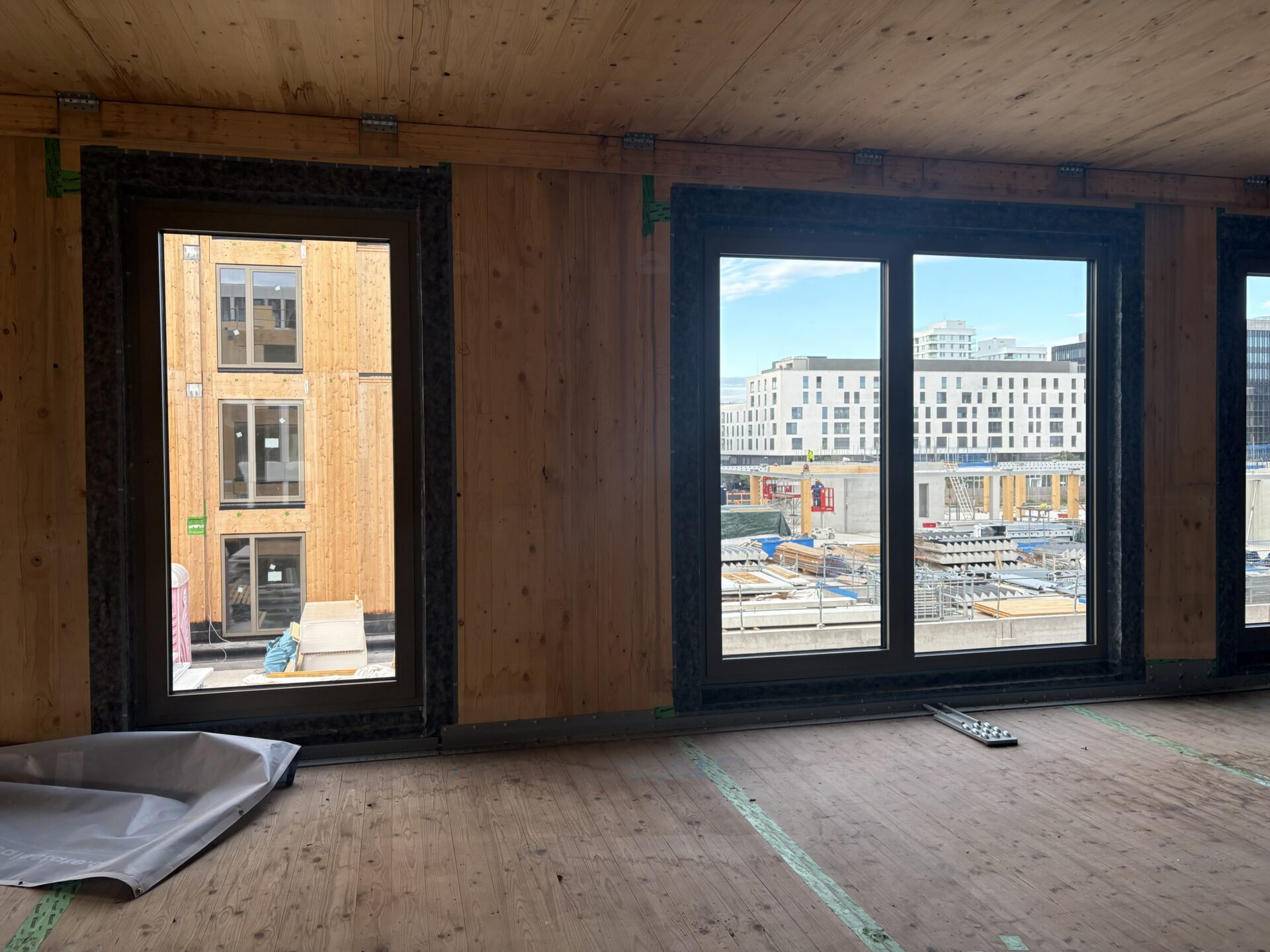 Plusieurs études ont mesuré les effets bénéfiques des constructions à ossature bois : isolation naturelle, climat intérieur sain, chaleur visuelle, amélioration du bien-être ressenti par les occupants. Ici, le projet ROOTS à Belval.(crédit : BPI)