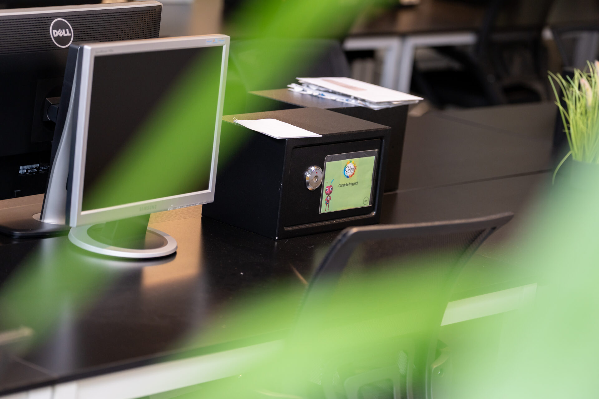 Chaque poste de travail est muni d'un coffre fort. En plus de sécuriser les biens du locataire, celui-ci doit obligatoiremet contenir son autorisation d'établissement. (crédit : Emmanuel Claude / Focalize)