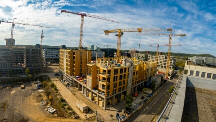 Situé à Belval, le projet immobilier bas carbone ROOTS, associe logements, bureaux et commerces dans un ensemble conçu autour d'une structure majoritairement en bois. (crédit : BPI) Chantier du projet immobilier ROOTS à Belval, le 30 septembre 2026