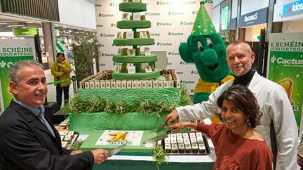 De g. à d. : Cédric Gonnet, Directeur des opérations de Cactus S.A. ; Daliah
Scholl, Première échevine de la Ville d’Esch-sur-Alzette ; et Fabrice Furgala, gérant du Cactus
Esch-Lallange 3 personnes coupent un gâteau d'anniversaire géant