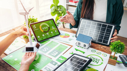 Professionals analyze comprehensive ESG reports planning future renewable energy investments and environmental climate solutions for business growth Un nouveau certificat universitaire au croisement de la normalisation et du développement durable