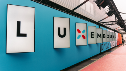Les dix lettres du mot LUXEMBOURG ont accueuilli les nombreuses personnalités réunies le 1er octobre pour célébrer les 10 ans de l'initiative «LuXembourg − Let’s Make It Happen». (crédit : Meco) Les dix lettres du mot LUXEMBOURG accrochée sur un mur