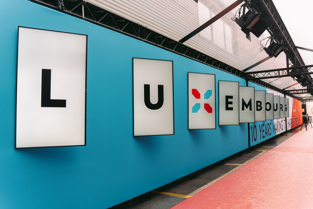Les dix lettres du mot LUXEMBOURG accrochée sur un mur