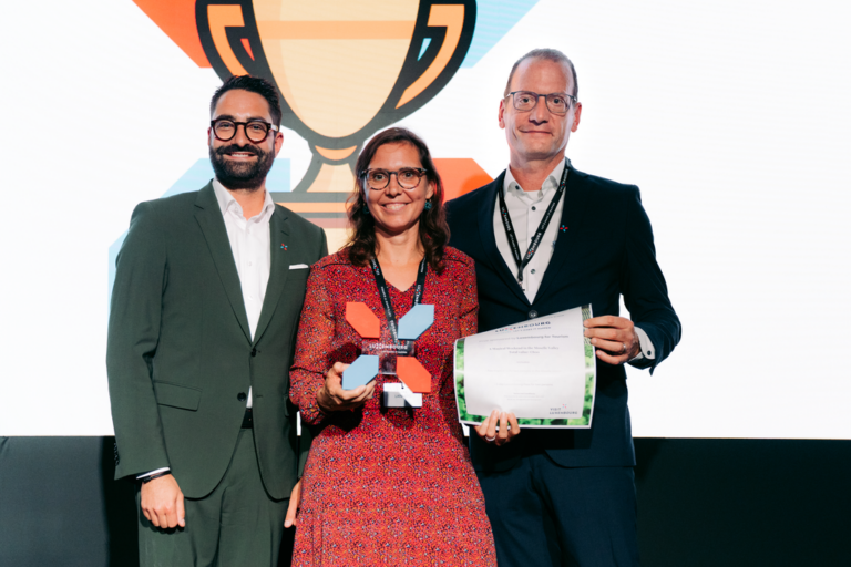 (de g. à d. ) : Eric Thill, ministre de la Culture et ministre délégué au Tourisme ; Laure Lanners, gagnante du "10-Letter Challenge" et Peter Hengel, vice-président de Luxembourg for Tourism.
