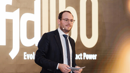 Un homme parle et tient des fiches en main