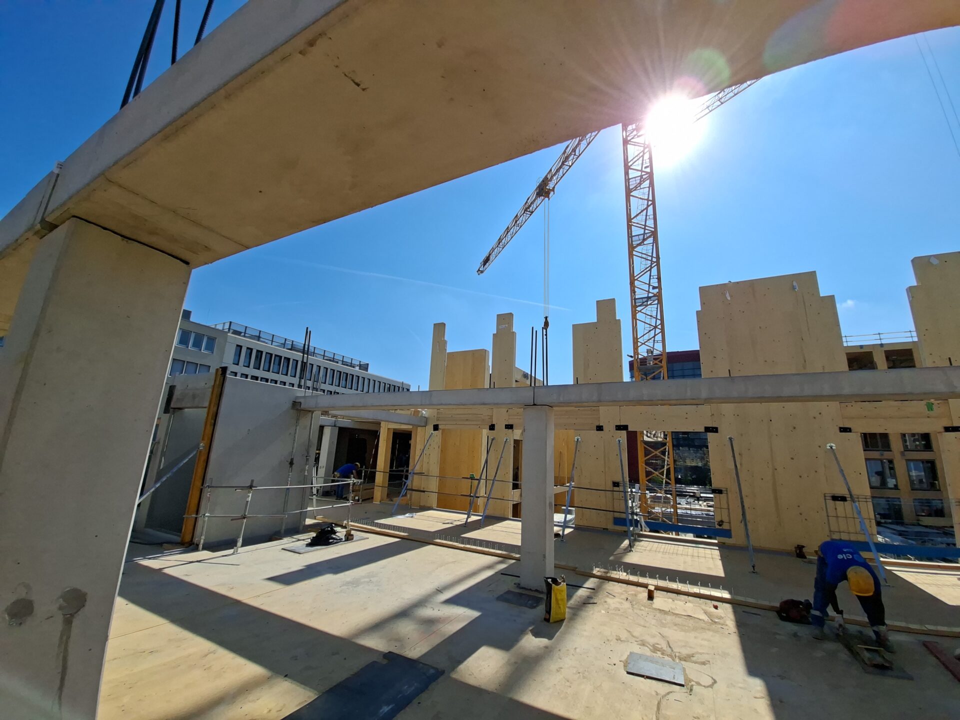 Plusieurs études ont mesuré les effets bénéfiques des constructions à ossature bois : isolation naturelle, climat intérieur sain, chaleur visuelle, amélioration du bien-être ressenti par les occupants. Ici, le projet ROOTS à Belval.(crédit : BPI)