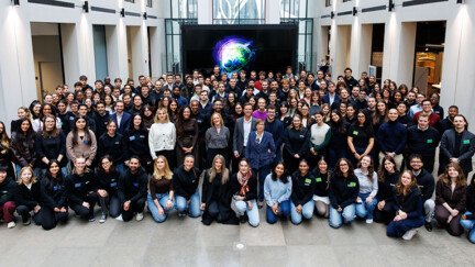 Deloitte Luxembourg kicks off Autumn Induction for 178 junior colleagues Une grosse centaine de personnes pour une photo de groupe