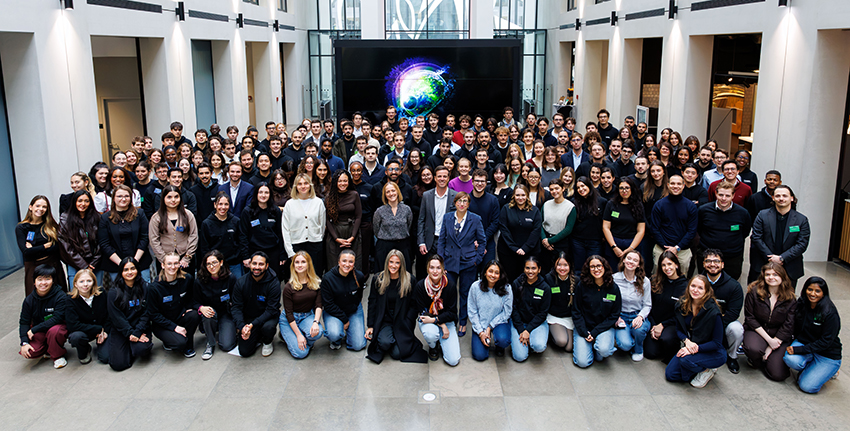 Une grosse centaine de personnes pour une photo de groupe