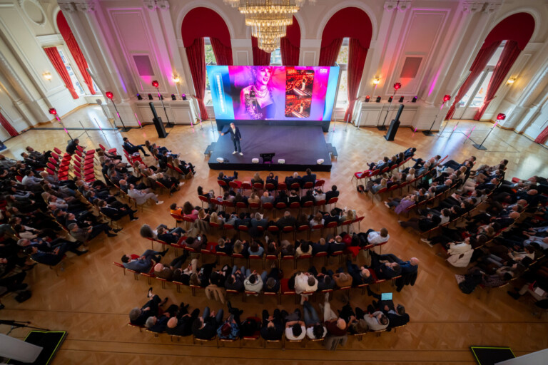 Exposé de Ken Hugues, "king of customer experience" autour de son livre "Taylormaking" ou comment s'inspirer du parcours de Taylor Swift pour réinventer la connexion avec ses clients et créer de l'attachement et de la fidélité à la marque.