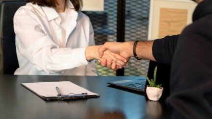(crédit : Mina Rad / Unsplash) Comment conclure un contrat de franchise gagnant-gagnant ?