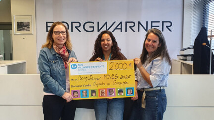 3 femmes tiennent un chèque géant