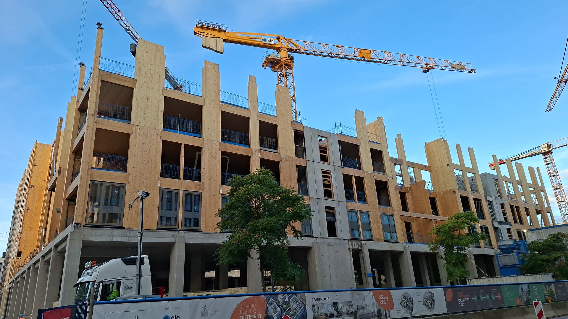 Plusieurs études ont mesuré les effets bénéfiques des constructions à ossature bois : isolation naturelle, climat intérieur sain, chaleur visuelle, amélioration du bien-être ressenti par les occupants. Ici, le projet ROOTS à Belval.(crédit : BPI)